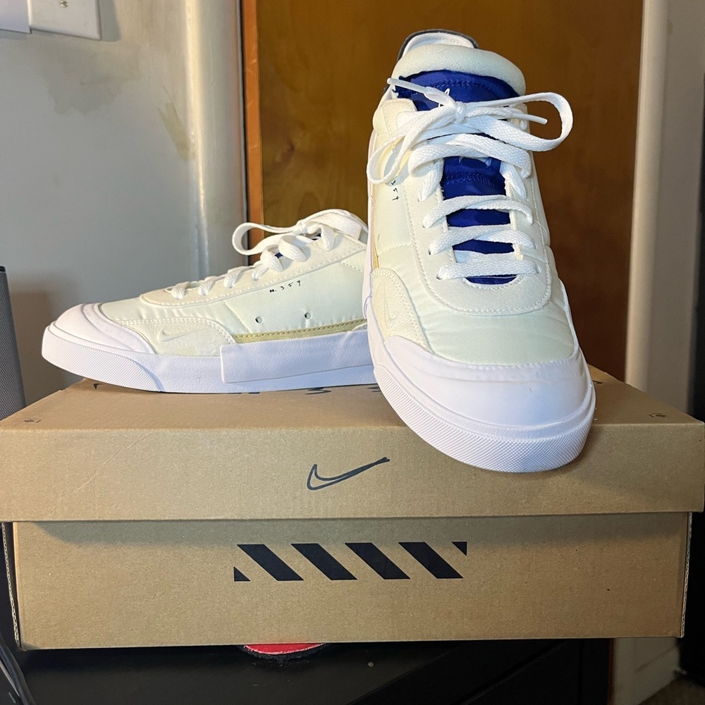 Nike White and Blue Minimalist Sneakers